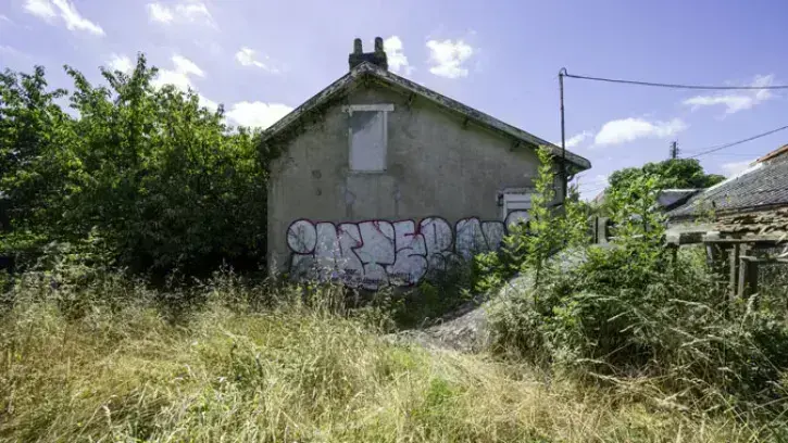 Au fond d’un chemin privé, la Maison de la Boucardière est une petite maison d’environ 50 m², entourée d’un jardin de plus de 300 m². Inoccupée depuis une dizaine d’années, elle est voisine d’autres maisons individuelles, dont deux d’entre elles, propriét