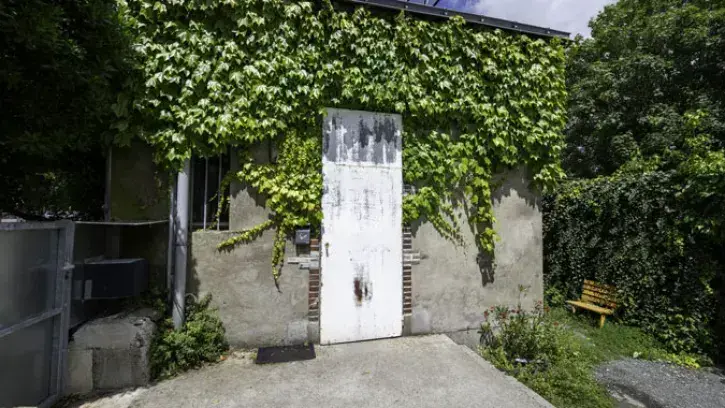 Construite au début du siècle précédent, la Maison de la Moutonnerie dispose d’une surface de 75 m², répartie sur deux niveaux, et donne sur une cour de 70 m². Actuellement occupée par l’association Anef Ferrer et sa maison d’accueil de jour, qui occupe l