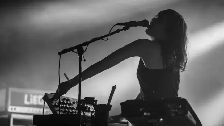 Mïet : « Cette artiste nantaise a sorti l'an dernier son deuxième album. Sur scène, c'est une explosion sonore, avec pour instrument de prédilection sa basse qu'elle ornemente de boucles et d'effets. Pour cette date, on la découvrira avec un batteur. »