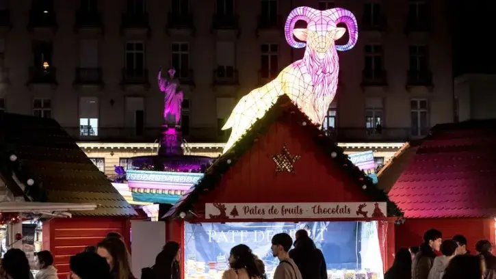 Le mouflon domine aujourd'hui le Marché de Noël place Royale. « Quand je réfléchissais aux sculptures nantaises, je suis tombé sur une carte postale du début 20e qui montrait ce mouflon, autrefois au Jardin des Plantes et fondu pendant la guerre. Cet anim