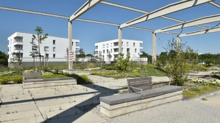 Espace public majeur du quartier, une « Agora Jardin » a été créée sous les arches d'une des anciennes halles logistiques.  © Jean-Dominique Billaud / Loma
