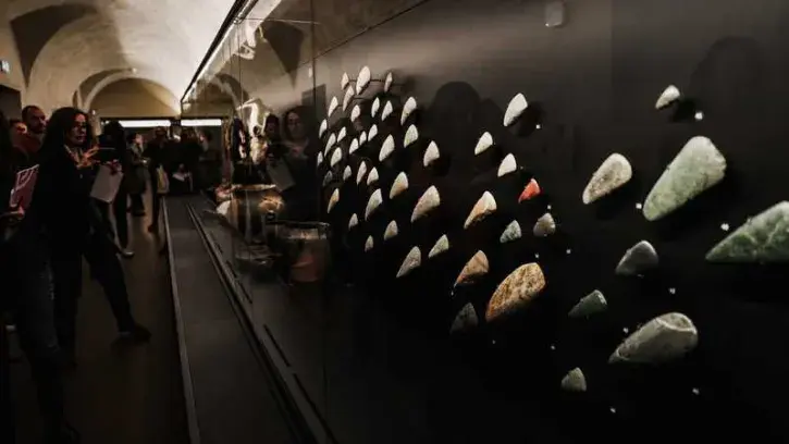 La visite commence dans les sous-sols du Palais Dobrée avec l'archéologie régionale, couvrant 500 000 ans de présence humaine sur le territoire © Garance Wester.