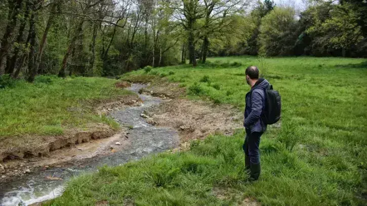Plusieurs mois de travaux et plus d'un million d'euros ont été nécessaires pour que le ruisseau de la Ménardais retrouve son cours. © Romain Boulanger