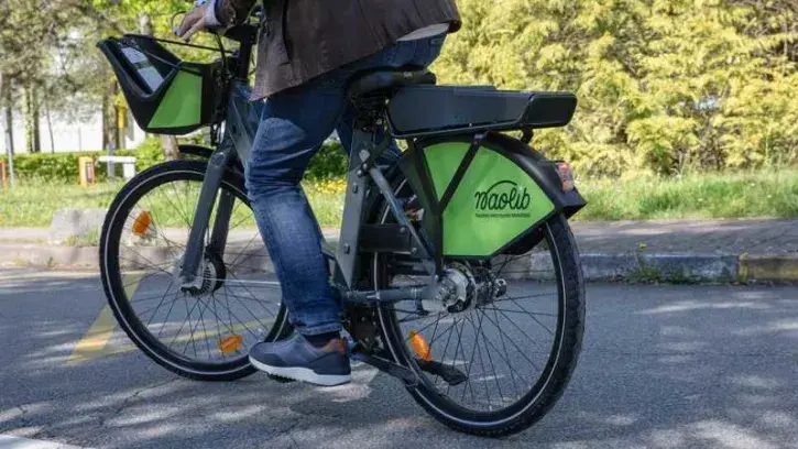 Le service Naolib Micromob', piloté par la Semitan, propose près de 100 trottinettes et vélos à assistance électrique © Céline Jacq.