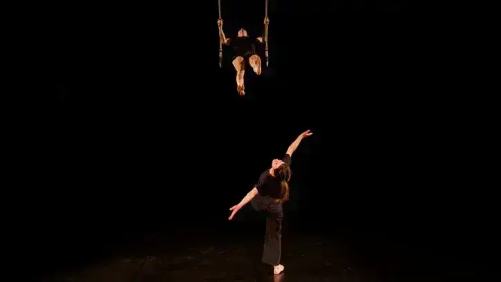 Le spectacle "En haut, en bas" est un dialogue émouvant entre un trapéziste et un danseur au sol © Kévin Rolland.