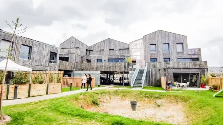 Rue du Haut Launay, le programme d'habitat participatif Ô de l'Erdre comprend 10 logements : 7 appartements du T3 au T5 et 3 maisons en duplex. Les espaces communs et individuels ont été pensés avec les futurs habitants. © Garance Wester/Nantes Métropole.