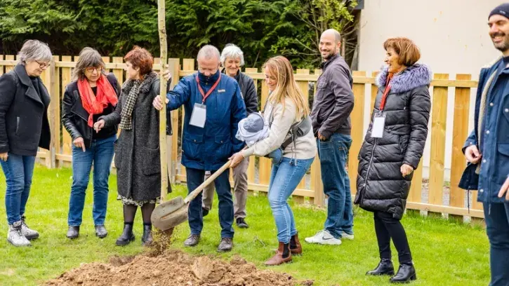 Mardi 11 avril, les habitants et les porteurs de projet ont planté symboliquement un arbre dans le jardin partagé en présence de Valérie Coussinet, conseillère municipale déléguée aux nouveaux modes d'habiter. © Garance Wester/Nantes Métropole.