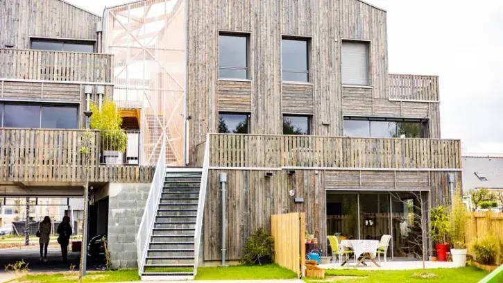 Chaque logement dispose d'une terrasse privative avec, en cœur d'îlot, le jardin partagé. © Garance Wester/Nantes Métropole.