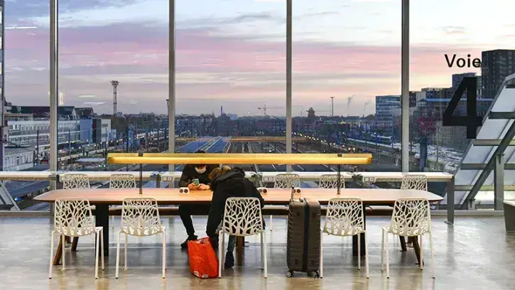 Suspendue à 10 mètres au-dessus des voies ferrées, la passerelle offre un panorama à 360 degrés sur la ville.
