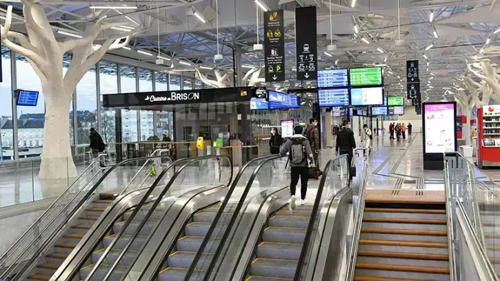 La nouvelle gare accueillera bientôt 16 commerces dont des enseignes locales : Vincent Guerlais, Brison Traiteur et la crêperie Ker Juliette.