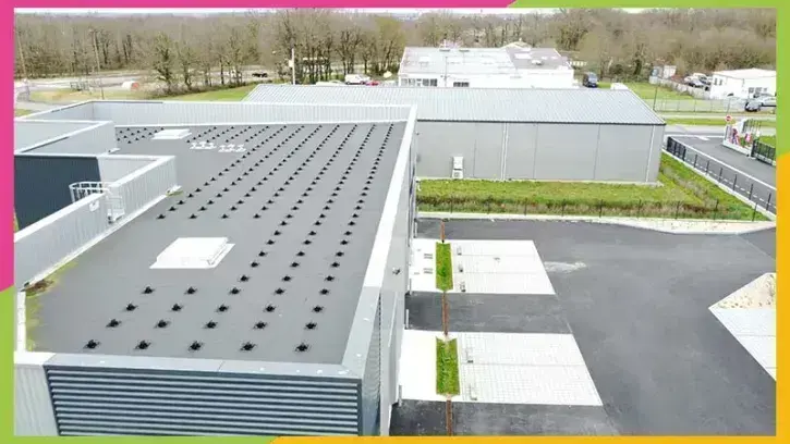 Sur les toits du village artisanal, les plots sont prêt à accueillir les panneaux photovoltaïques. © ECSL
