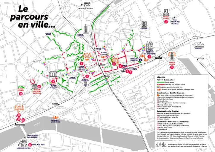 Le parcours lumineux "La Nuit je vois", du château au Muséum, côtoie en 2024 les guirlandes traditionnelles qui zigzaguent dans les rues nantaises.