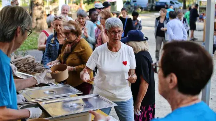 Chaque soir, un repas concocté par les bénévoles de l'Accoord est proposé à petit prix © Romain Boulanger.