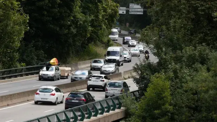 Aux heures de pointe, quelque 48 000 véhicules empruntent le secteur. Le projet d'aménagement prévoit de passer la Porte de Gesvres, actuellement en 2x1 voie, à 2x2 voies (photo © Ludovic Failler).