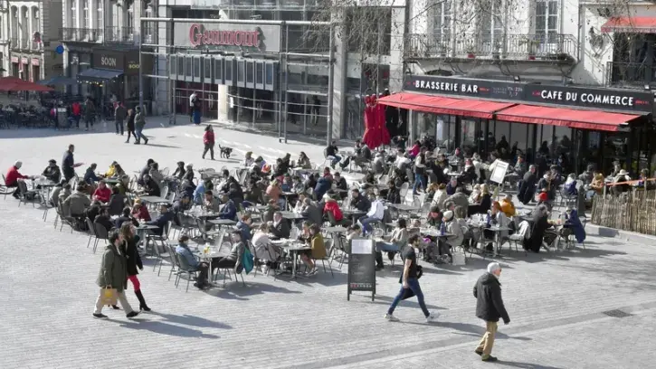 Plusieurs nouvelles enseignes se sont implantées autour de la place du Commerce  : Uniqlo, SFR, Lili big café ou encore la  librairie de mangas Japanim. © Rodolphe Delaroque