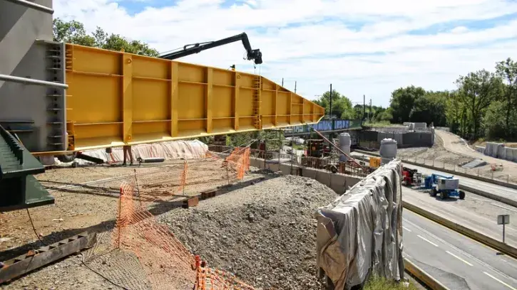 Ces “rallonges”, boulonnées sur l'ouvrage, servent de guide pour permettre au pont de venir s'appuyer correctement sur la pile centrale puis sur la culée, de l'autre côté du périphérique © Romain Boulanger.