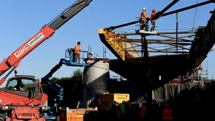 La structure de 500 tonnes préalablement ferraillée avant le lançage verra ensuite le coulage de son tablier en béton destiné à supporter les futures voies tramway © Romain Boulanger.