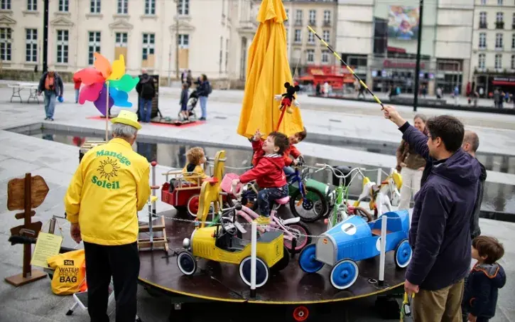 FAMILIAL. Les jeux géants et le manège écologique que les parents font tourner à la force des bras n'ont pas désempli. Pour le plus grand plaisir des enfants.