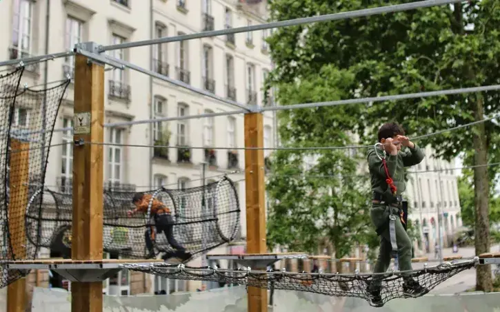 ACROBATIQUE. Toute la journée, petits et adolescents ont testé leur agilité sur un accrobranche éphémère ou sur les structures installées allée Brancas pour s'initier à l'art du parkour.