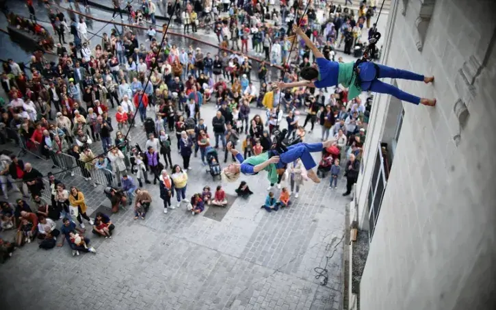 MAGIQUE. Les yeux rivés vers le ciel, le public a assisté médusé au ballet dans les airs proposé par les danseuses-funambules de la compagnie RetourAmont, au-dessus de la place du Commerce et sur les façades du palais de la Bourse.
