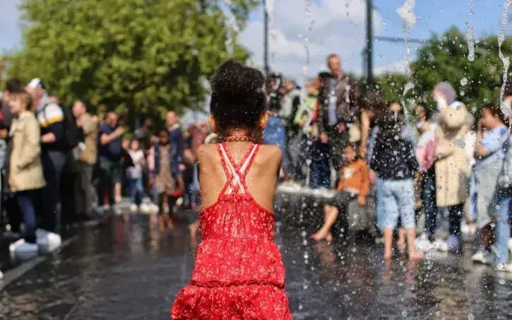 ATTENDU. Moment très attendu, le jaillissement des  fontaines. Ces huit miroirs d'eau, équipés chacun de 9 jets, ont été instantanément adoptés par les enfants.