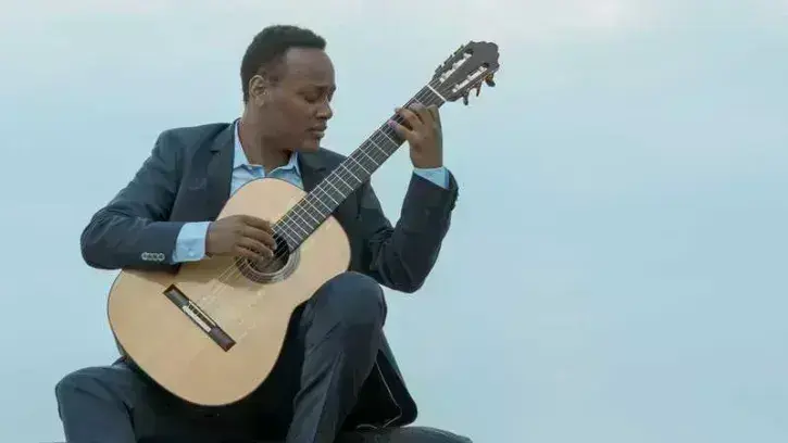À 27 ans, le guitariste Raphaël Feuillâtre a remporté plusieurs prix prestigieux. Il jouera deux fois à La Folle Journée 2024 © Stefan Hoederath.