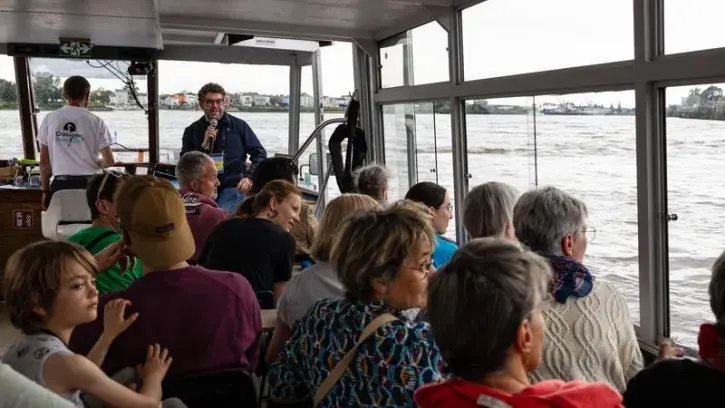 Une balade en bateau avec les paysagistes de Phytolab a permis aux curieux de découvrir le projet urbain depuis la Loire. © Jean-Félix Fayolle/NMA.