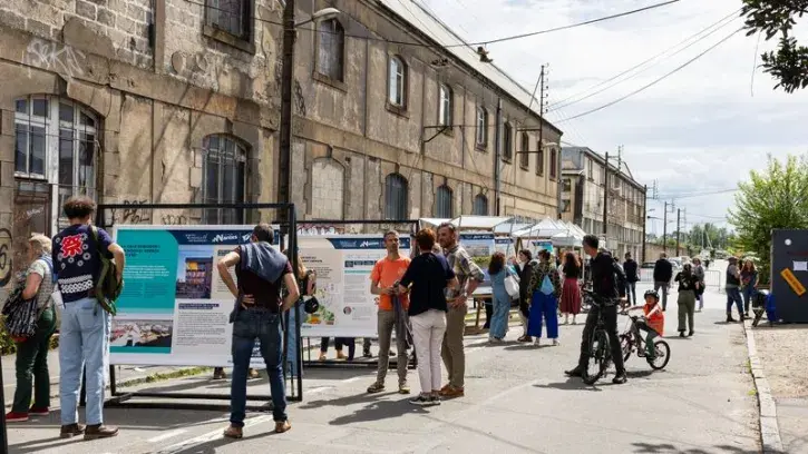 La deuxième édition des Rencontres du Bas-Chantenay s'est tenue le samedi 25 mai. Une exposition permettait aux habitants et usagers du quartier de s'informer sur les avancées du projet urbain. © Jean-Félix Fayolle/NMA