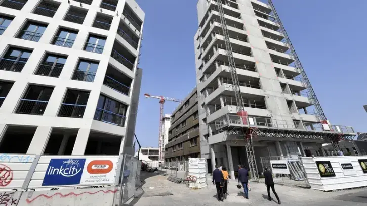 Les élus et les promoteurs du projet en visite sur le chantier, mercredi 28 juin 2023. © Rodolphe Delaroque pour Nantes Métropole