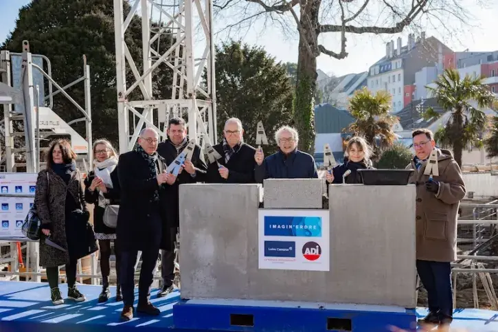La première pierre de la future résidence était posée mardi 7 février en présence des acteurs du projet - La Nantaise d'habitations, le promoteur ADI, l'agence d'architecture Huca - et de Pauline Langlois, adjointe en charge de la jeunesse et de l'adolesc