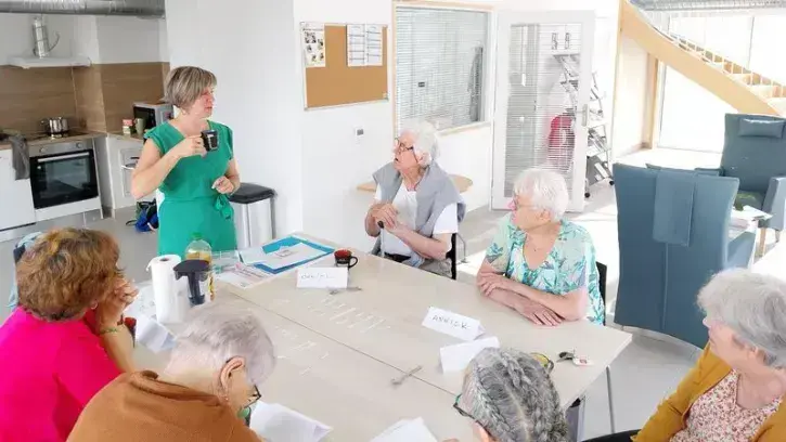 Un espace de vie partagé permet d'organiser des activités : art thérapie, travail sur la mémoire, Qi gong… © Adelis