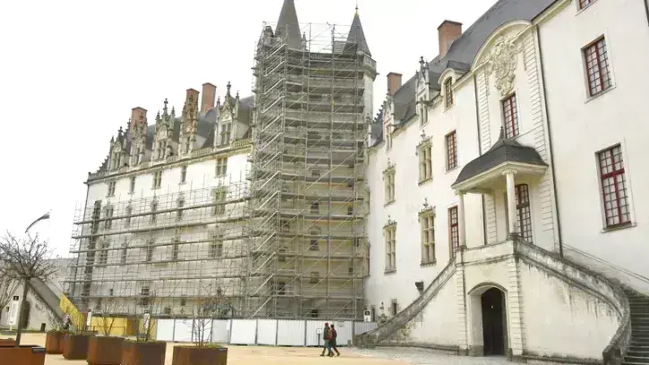 Plusieurs étapes vont se dérouler entre mars et septembre 2023, à la suite d'un travail préparatoire mené avec une grande attention, du fait de l'intérêt patrimonial du site et des façades © Rodolphe Delaroque.