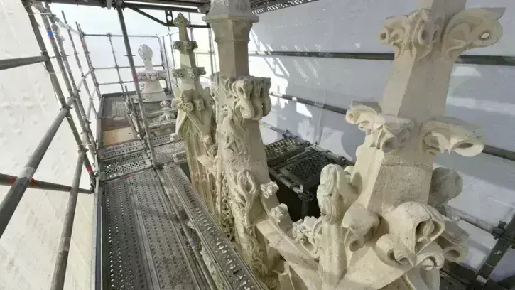 À 30 m du sol de la cour, ces fleurons surmontent les lucarnes du Grand logis. Les sculptures et façades de ce bâtiment ont été nettoyées lors du chantier.