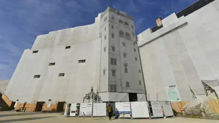 Le chantier comprend, outre le remplacement de pierres dégradées, le traitement des menuiseries et certains vitraux, puis un nettoyage des façades.