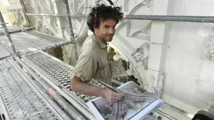 Mathieu Ferré, sculpteur indépendant installé à Savennières, est employé sur le chantier nantais. Il dessine sur la pierre les motifs, d'après le modèle fourni, avant de les sculpter à l'aide d'une massette et d'un burin.