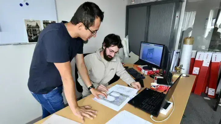 Maxime Contard et François Tricoire sont appareilleurs à l'entreprise Lefèvre. À partir de relevés 3D et cotes pris sur site, ils produisent des gabarits qui serviront de base de travail aux tailleurs de pierre. (photos © Marc Roger)