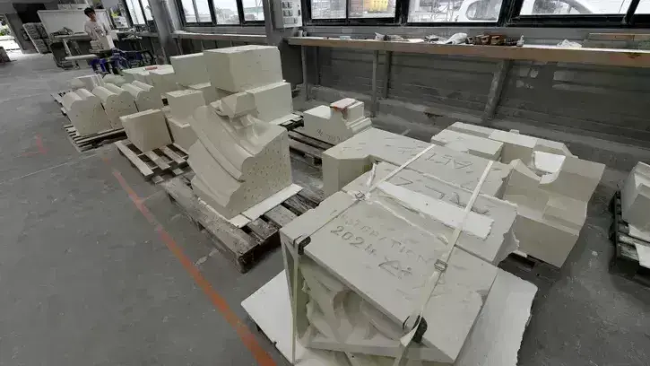 Ces blocs entreposés dans l'atelier de Sainte-Luce, accompagnées d'une fiche d'identification, attendent d'être transportés sur site. Ils seront ensuite insérés dans les murs en remplacement des blocs dégradés, puis sculptés.