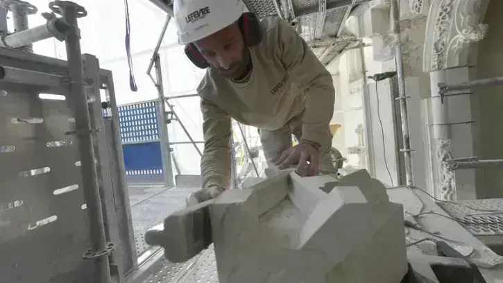 Au château, les sculpteurs travaillent à même les échafaudages arrimés à la tour de la Couronne d'or et sa loggia, qui comptent parmi les fleurons du patrimoine nantais.