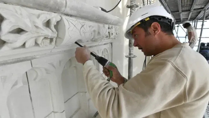 Le burin électrique est aussi utilisé sur le chantier et permet un travail plus rapide, comme ici sur cet appui de fenêtre.