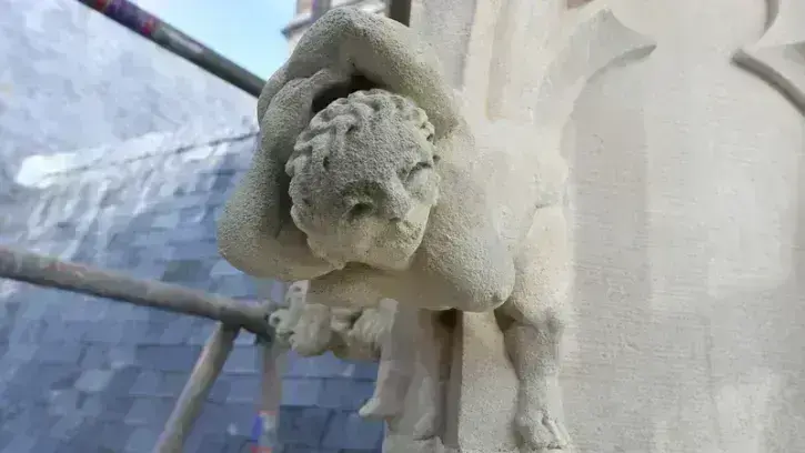 Les tailleurs de pierre sont parfois facétieux… Ce personnage féminin sculpté lors d'une campagne de restauration précédente, est inspiré par l'actrice italienne Gina Lolobridgida.