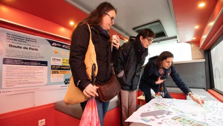 À l'intérieur, les habitants du quartier ont pu découvrir le projet de renouvellement de la route de Paris. Cette pénétrante vieillissante est amenée à se transformer dans les prochaines années pour devenir un quartier mixte faisant la part belle aux piét