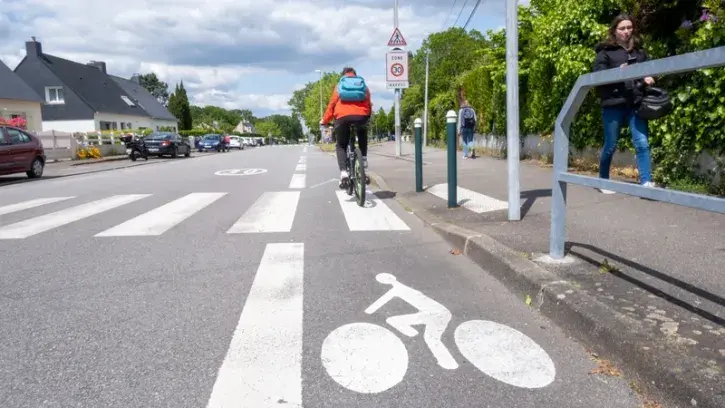 La rue de la Cadoire à Sainte-Luce-sur-Loire. L'enveloppe financière prévisionnelle pour l'aménagement cyclable est estimée à 1,7 million d'euros TTC © Patrick Garçon.