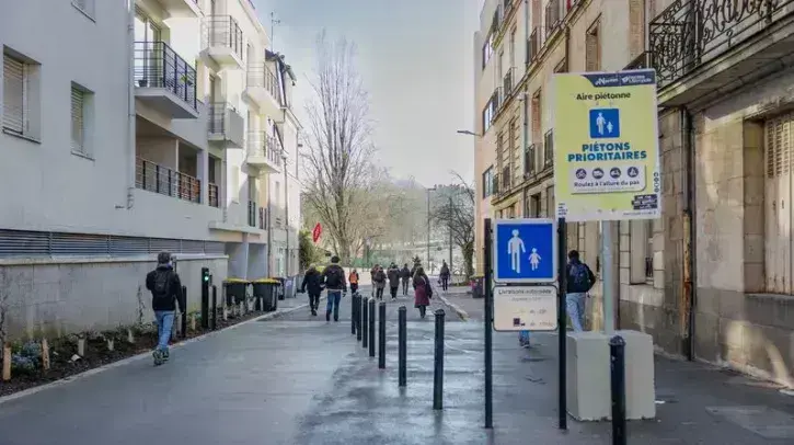 Après le quai de Versailles, d'autres rues du centre de Nantes seront rendues aux piétons en 2025, notamment la rue Maréchal-Joffre. © Garance Wester