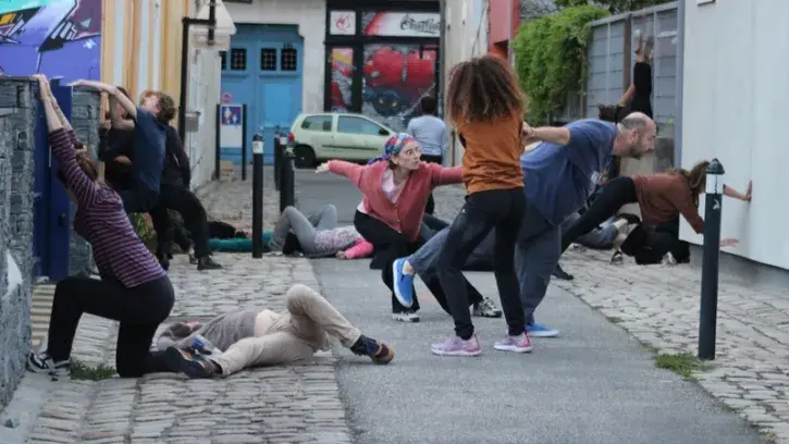 L'événement se fait un plaisir d'envahir les corps, mais aussi tout le quartier.