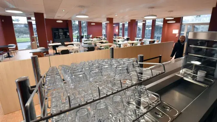 Au rez-de-chaussée, un restaurant en self-service, proposant une cuisine locale avec deux menus entrée/plat/dessert à 16 €, est ouvert aux habitants et aux travailleurs du quartier le midi. © Rodolphe Delaroque