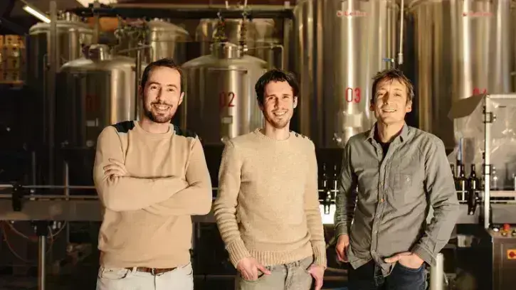 Rejoints par Guillaume Leroux (à droite), Samuel et Fabien Marzelière ont fondé Tête Haute en 2018, au Cellier. La brasserie d'insertion, en plein développement, investira des locaux trois plus grands à Nantes, près de la ferme du bois des Anses, fin 2025