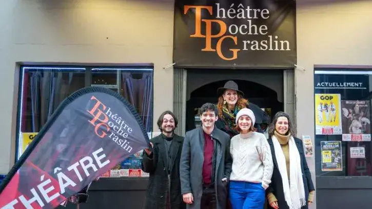 Autour de Stella Birsel, sa nouvelle directrice, une partie de l'équipe du Théâtre de poche Graslin. La programmation variée se veut adaptée aux jeunes publics, aux scolaires et aux familles.