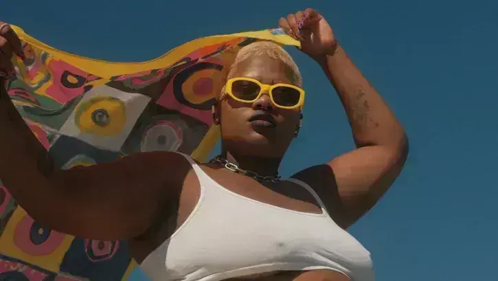 Uzi Freyja : « Le groupe s'est formé à Nantes autour de Kelly Rose, sa chanteuse d'origine camerounaise, lors d'un open mic à la Fête de la musique. Ils ont fait depuis la tournée des gros festivals cet été, les Vieilles charrues aux Trois éléphants, avec