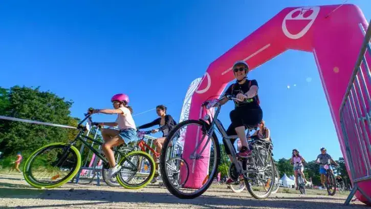 Chaque coup de pédale rime avec dépaysement et convivialité sur Vélotour, un événement qui vous fait entrer à vélo dans des lieux inhabituels. © DR