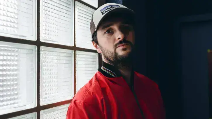 VAPA : « C'est un Angevin plutôt influencé par l'électro allemande – il a vécu 4 ans à Cologne. Sa techno minimale a un son profond, envoûtant et cérébral. Ses textes sont introspectifs ou évoquent les bonheurs de la vie, des thèmes d'actualité... »